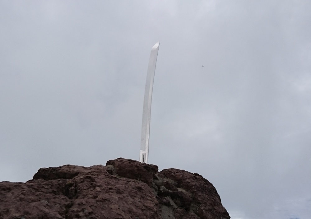男体山山頂の剣